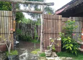 pagar bambu hitam