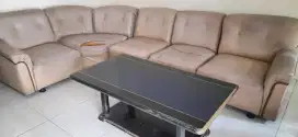 Satu set sofa tamu berikut meja