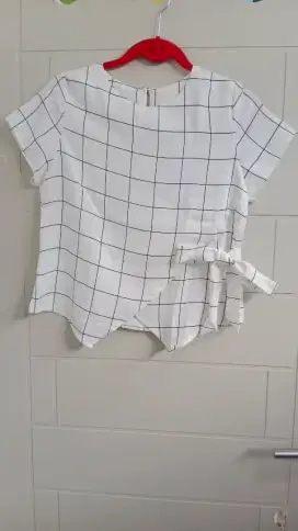Atasan Putih Kotak