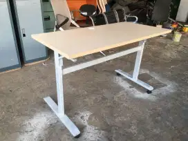 Meja lipat kaki besi roda - meja lipat