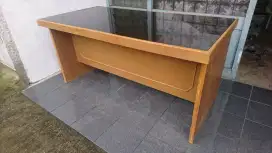 Meja kantor lapisan kaca