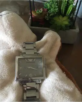 Emporio Armani Jam Wanita