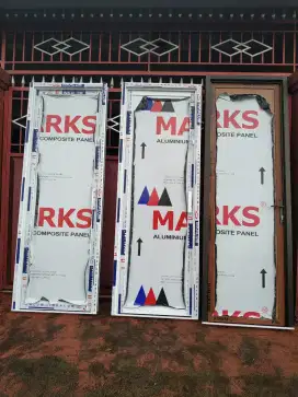 Pintu kamar mandi