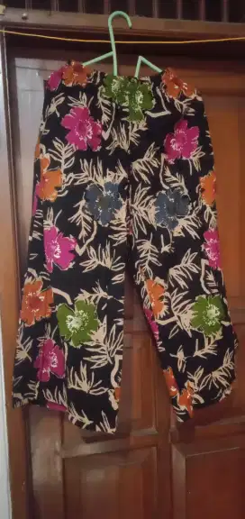 Kulot hitam motif bunga