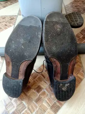 Dua Buah sepatu Branded Original