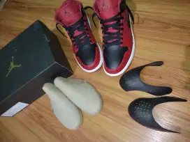 Jordan 1 mid reverse breed
