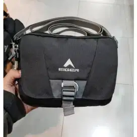 Tas Selempang Hitam Eiger Ori