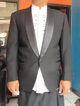 TUXEDO LIKE NEW Keren