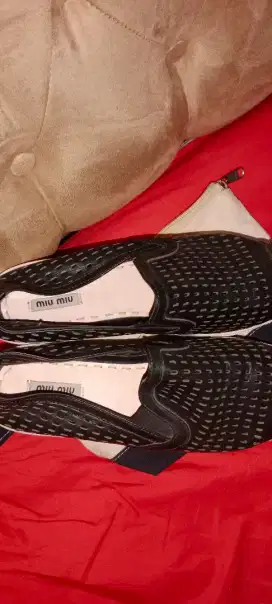 Jual sepatu brand miu - miu kondisi masih mulus, ukuran 39