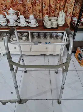 Tongkat Walker Tanpa Roda (Bekas)