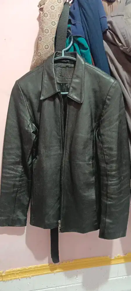 Jaket kulit wanita
