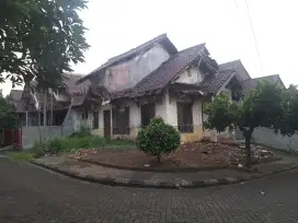 Rumah rusak di Hoek lokasi strategis   luas tanah 183 m2