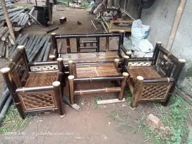 Pengrajin kursi bambu.
