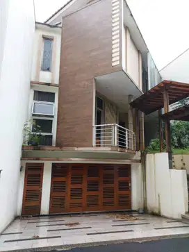 Rumah modern, design unik & minimalis, lokasi strategis, harga cantik