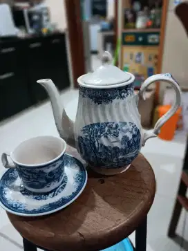Teko set dengan cangkir jadul