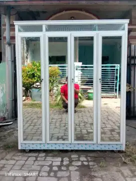Lemari baju 4 pintu full cermin pintunya