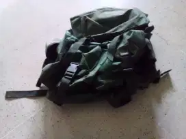 Tas ransel yang berwarna hijau