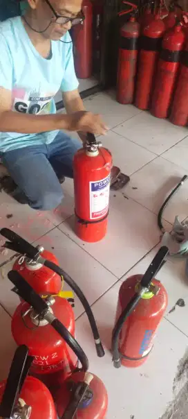 Refiling apar pengisian ulang pemadam api