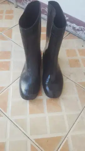 di jual sepatu boots , nego sampai laku terjual!!!