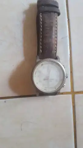 di jual jam tangan tali nya dari kulit , nego sampai laku terjual!!!