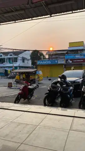 Jasa antar - jemput motor ke kantor, kafe, sekolah, kampus, dll.