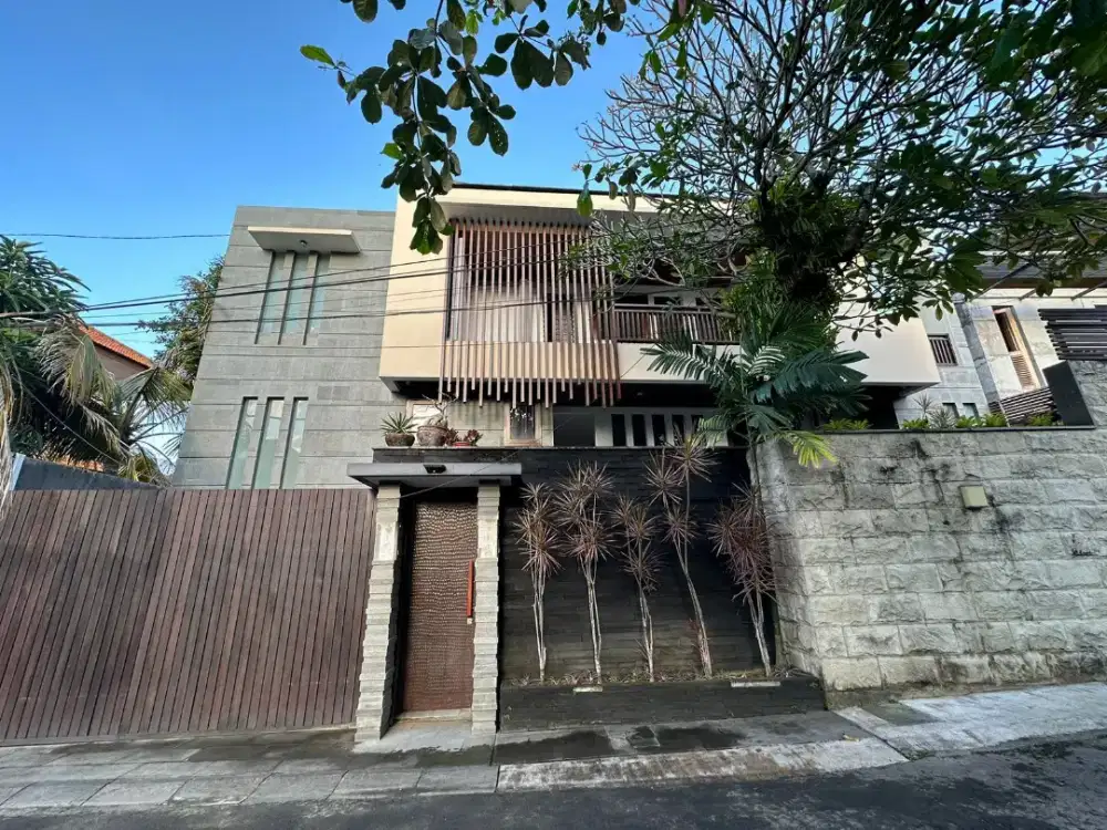 DI JUAL RUMAH MODERN MINIMALIS SEMI VILLA DI TAMAN WEDASARI GATSU BRAT