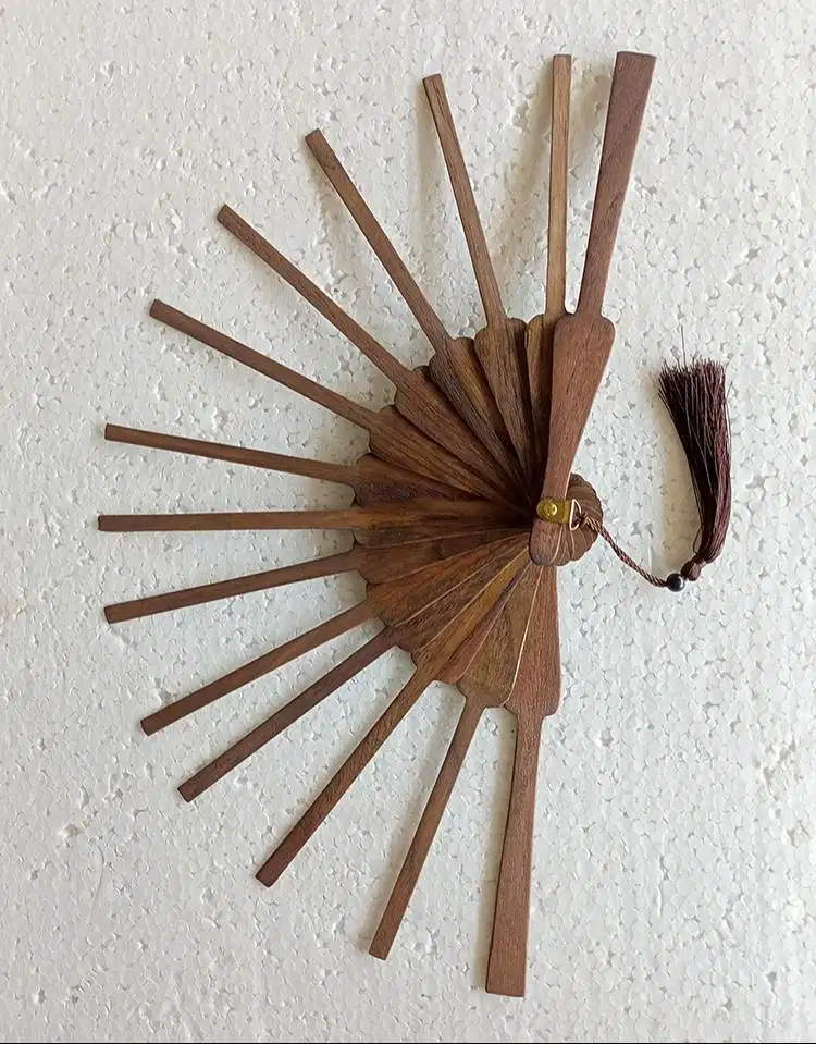kipas tangan kayu