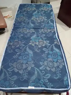 Tempat tidur lipat besi