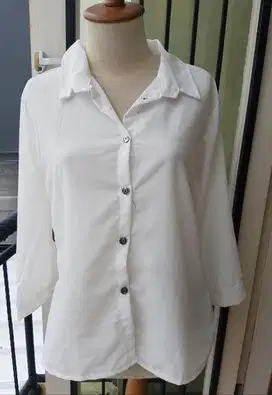 kemeja broken white palem