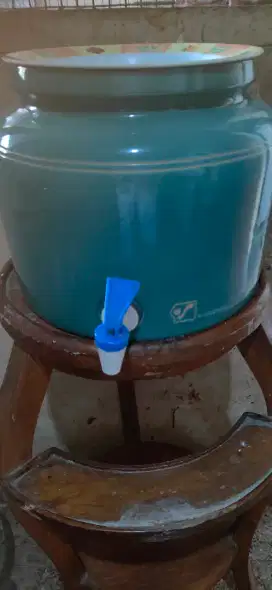 Guci dan kaki galon air bekas
