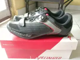 Sepatu sepeda balap merk  SPECIALIZED