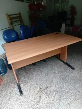 Meja tulis kantor 120cm kaki besi
