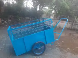 Gerobak sampah.
