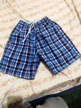 Celana pendek motif kotak