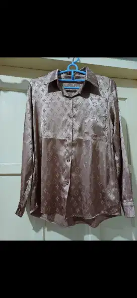 Kemeja silk ala LV