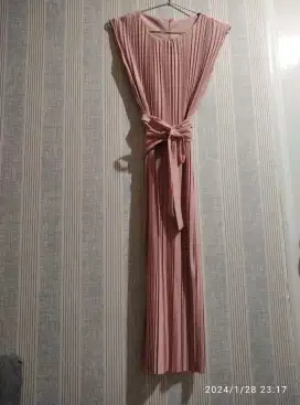 Dress prisked tali pinggang dusty pink