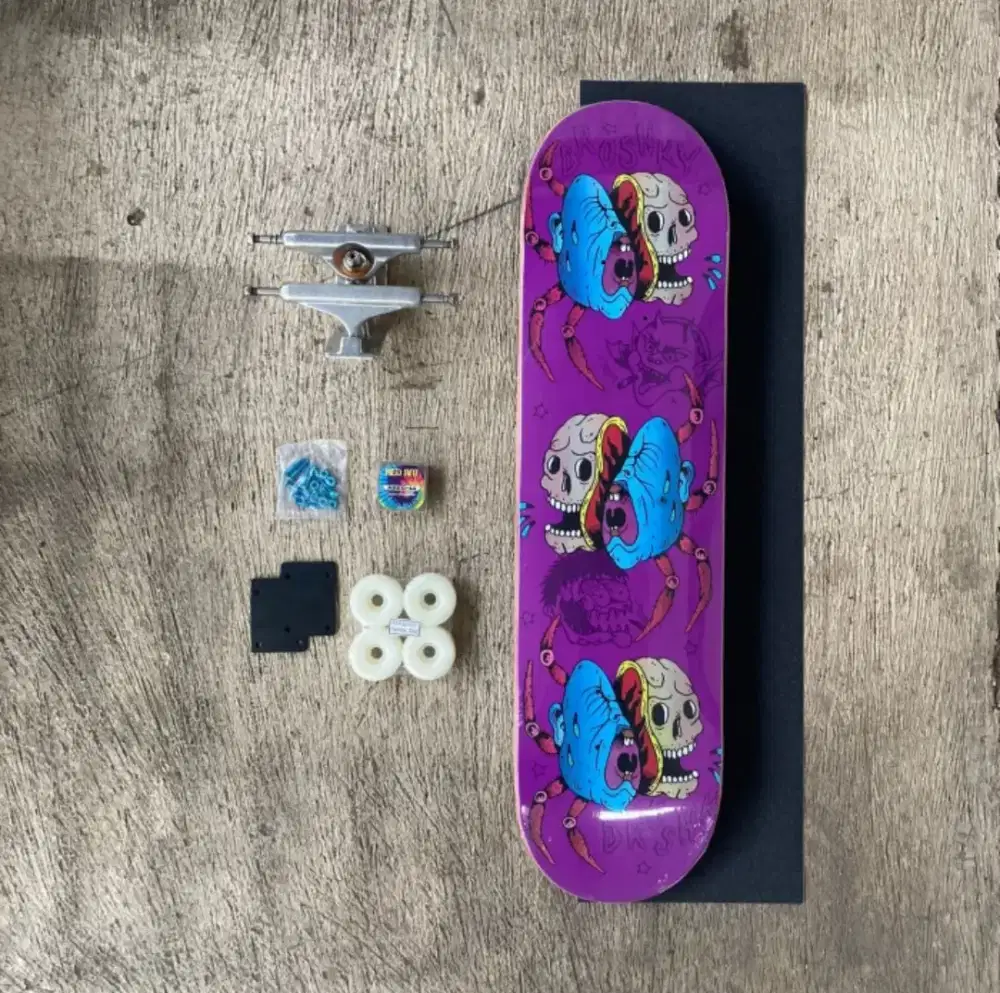 Skateboard fullset triple skull 8.0