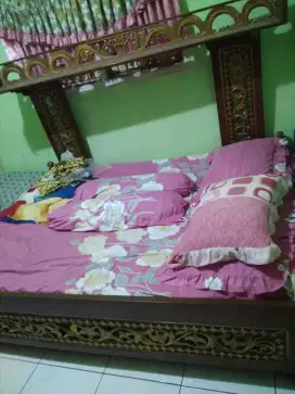 Tempat tidur antik bahan kayu jati