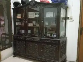 Lemari Kaca Hias