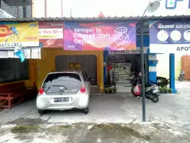 DIKONTRAKKAN TOKO STRATEGIS. Pinggir jalan depan SMA