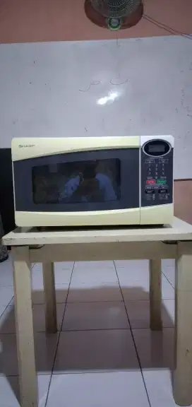 Microwave Oven, merk Sharp, model R-2491 N (W)