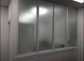 Lindungi kaca ruang kantor dengan stiker sanblas kaca film