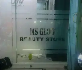 Buat kantormu lebih terlihat dengan stiker cutting nama dan kaca film