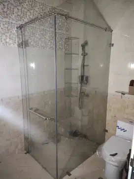 Kaca shower kamar mandi