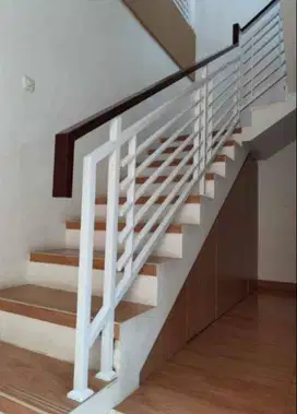 reling cat putih pegangan kayu