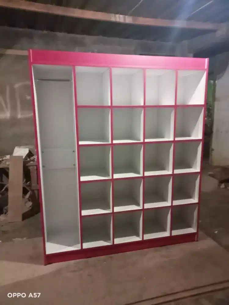 Lemari usaha Merah Putih