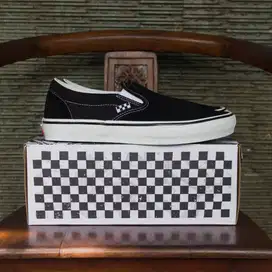 Sepatu Sneakers Pria Vans Skate Pro Slip On Black White Original Resmi