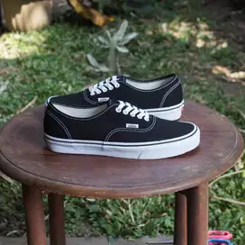 Sepatu Sneakers Wanita Vans Authentic Black White Classic Original