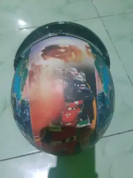 2 helm anak kecil