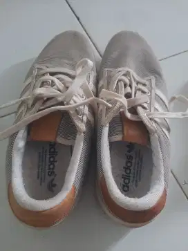 Di jual sepatu adidas dari pertama beli belum di pake lagi ukuran 40